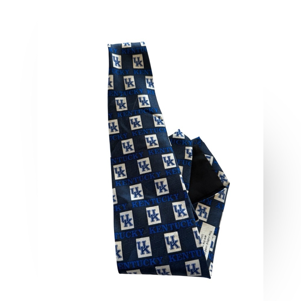 University of Kentucky men’s 100% silk necktie excellent condition UK